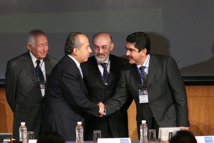 Felipe calderón y Manuel Espino se da la mano en 2008.