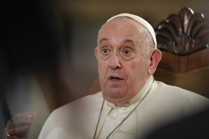 El Papa Francisco habla durante una entrevista con The Associated Press en el Vaticano, el martes 24 de enero de 2023.