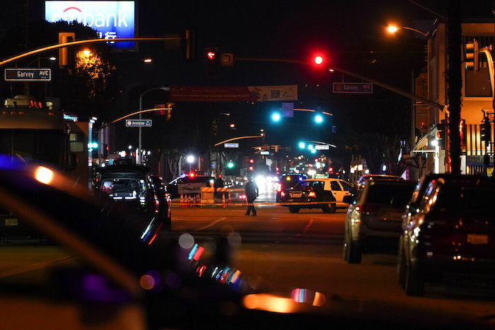 La policía investiga una escena donde se produjo un tiroteo en Monterey Park, California, el domingo 22 de enero de 2023.