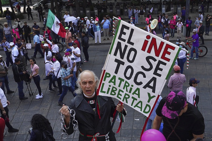 Personas marchan en contra de los intentos del Presidente mexicano Andrés Manuel López Obrador de reformar el Instituto Nacional Electoral (INE), en Ciudad de México, el 13 de noviembre del 2022.