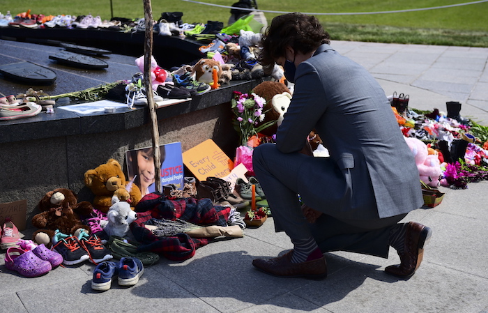 El Primer Ministro de Canadá, Justin Trudeau, visita un memorial junto a la Llama Eterna junto al Parlamento en Ottawa el 1 de junio del 2021, que fue colocado en reconocimiento del descubrimiento de los restos de niños indígenas en el sitio de una antigua escuela residencial en Kamloops, Columbia Británica.