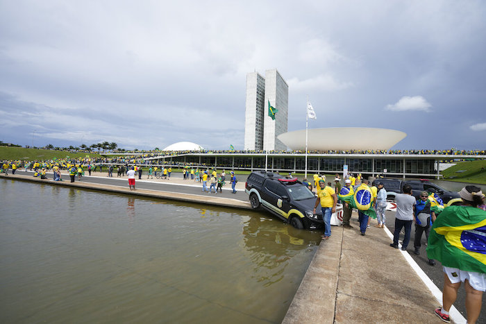 Simpatizantes del expresidente brasileño Jair Bolsonaro irrumpen en el Congreso, en Brasilia, el domingo 8 de enero de 2023.