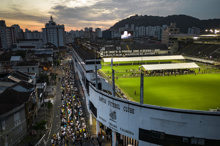 Una multitud hace fila para entrar al estadio Vila Belmiro para presentar sus respetos a la fallecida leyenda del futbol Pelé, en Santos, Brasil, el 2 de enero de 2023.