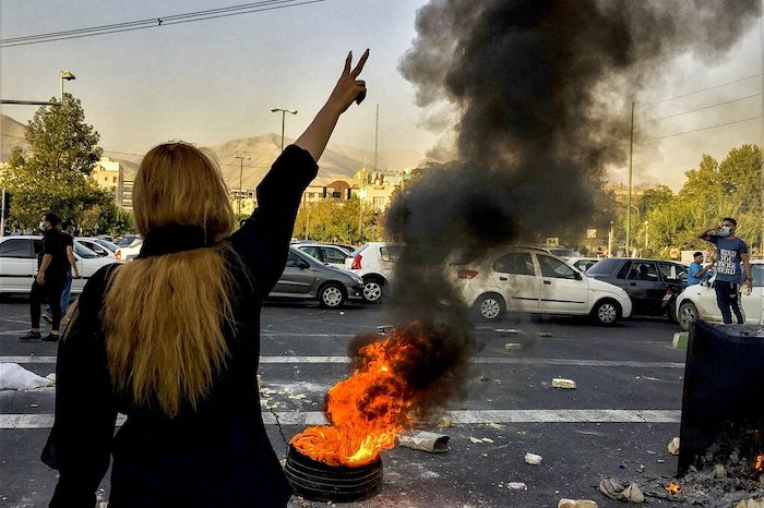 En esta fotografía tomada en Teherán el 1 de octubre de 2022 por una persona no empleada por The Associated Press y obtenida por la AP fuera de Irán, varios iraníes protestan por la muerte de Mahsa Amini, de 22 años, después de que fuera detenida por la policía moral.