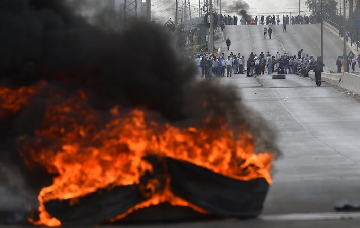 Manifestantes bloquean una carretera para protestar contra el Congreso y el Gobierno de la Presidenta peruana Dina Boluarte en Arequipa, Perú, el jueves 19 de enero de 2023.