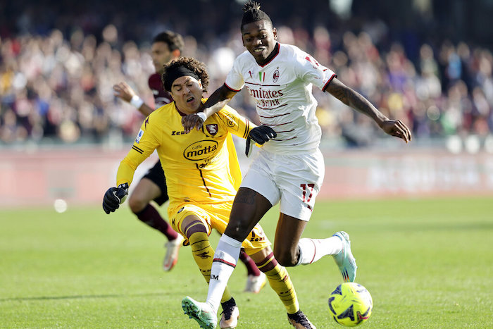 El arquero mexicano Guillermo Ochoa, del Salernitana, forcejea con el portugués Rafael Leao, del Milan, durante el partido de la Serie A disputado el miércoles 4 de enero de 2023 en Salerno.