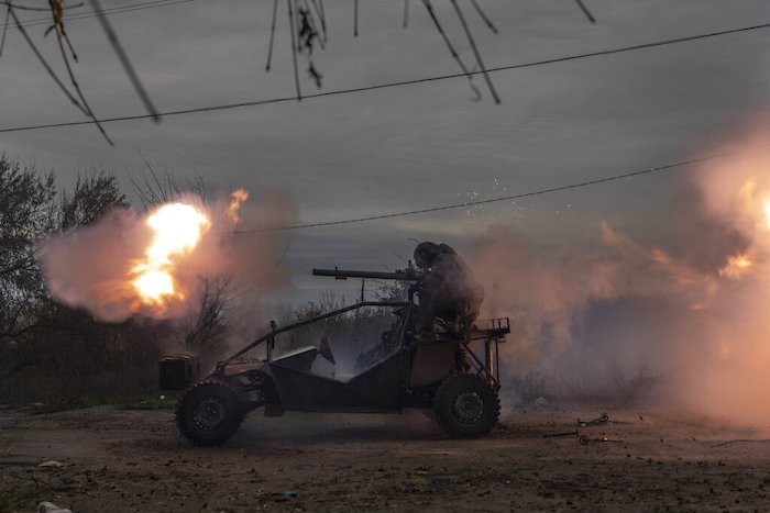 Soldados ucranianos disparan hacia puestos rusos en el frente cerca de Jersón, sur de Ucrania, el miércoles 23 de noviembre de 2022.
