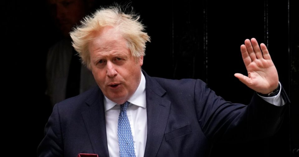 El entonces Primer Ministro británico Boris Johnson cuando se dirigía a una reunión en el Parlamento, en Londres, el 25 de mayo de 2022.