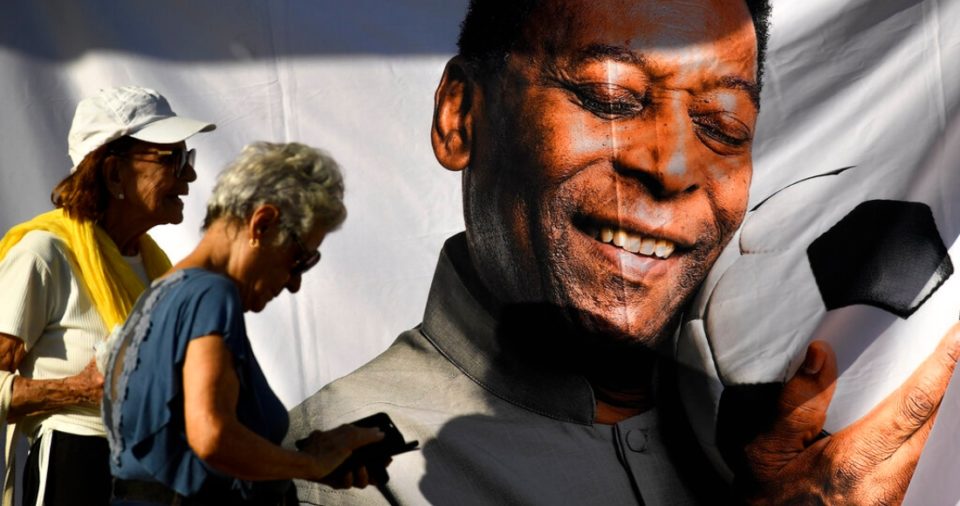 Dos personas hacen fila para entrar al estadio Vila Belmiro para presentar sus respetos a la fallecida leyenda del futbol Pelé, en Santos, Brasil, el 2 de enero de 2023.