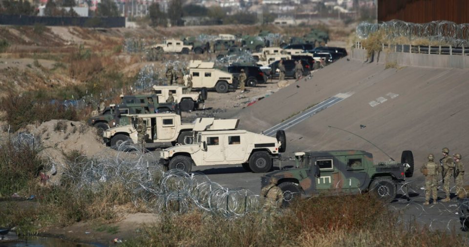 El ejército estadounidense protege la frontera de El Paso con México, visto desde Ciudad Juárez, México, el martes 20 de diciembre de 2022.