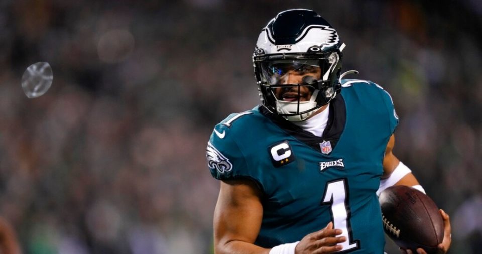 Jalen Hurts, quarterback de los Eagles de Filadelfia, corre para anotar ante los Giants de Nueva York, en el duelo de postemporada del sábado 21 de enero de 2023.