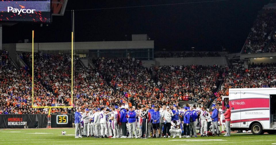 Los jugadores de los Bills de Buffalo rezan por su compañero Damar Hamlin durante la primera mitad del partido de la NFL contra los Bengals de Cincinnati, el 2 de enero de 2023, en Cincinnati.