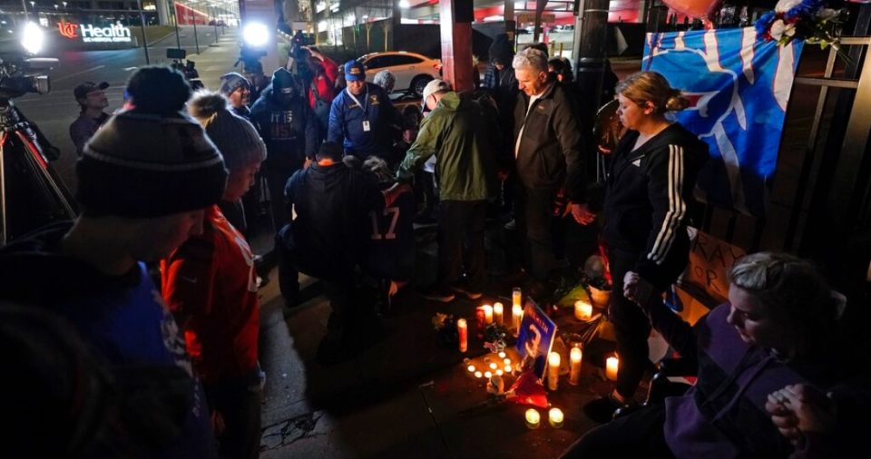 Personas asistentes a una vigilia encienden velas y oran por la recuperación de Damar Hamlin, jugador de los Bills de Buffalo, frente al Centro Médico de la Universidad de Cincinnati, el martes 3 de enero de 2023.