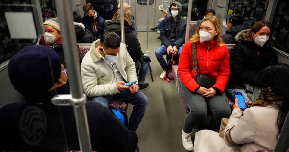 Personas con cubrebocas para protegerse contra el coronavirus viajando en el metro de Berlín, Alemania, el 31 de marzo de 2022.