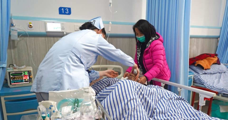 En esta fotografía difundida por la Agencia de Noticias Xinhua, una persona herida recibe atención médica en un hospital tras un accidente vehicular, el domingo 8 de enero de 2023, en el condado de Nanchang, en la provincia de Jiangxi, en el este de China.