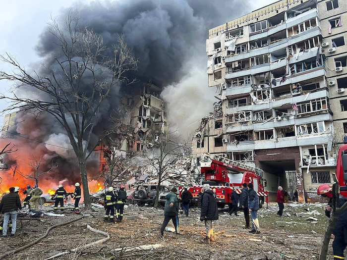 Foto difundida por la Oficina de Prensa de la Presidencia de Ucrania, en la que se observa un incendio y humo después de que un cohete ruso impactara en un edificio de varios pisos en Dnipro, Ucrania, dejando a muchas personas bajo los escombros el sábado 14 de enero de 2023.