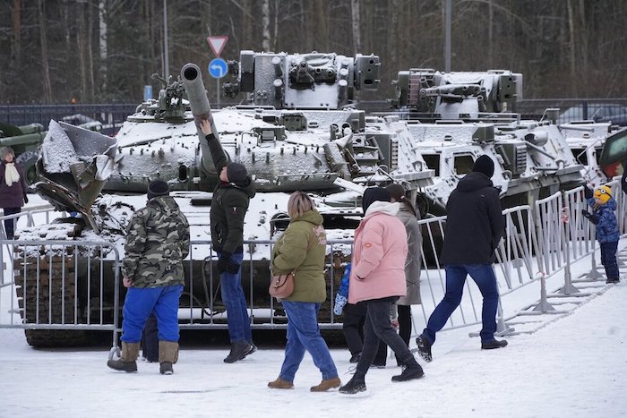 La gente visita una exhibición de tanques y APC de las fuerzas armadas ucranianas dañados y capturados durante los combates en una exhibición en Kirovsk, a unos 30 kilómetros (19 millas) al este de San Petersburgo, Rusia, el 22 de enero de 2023.