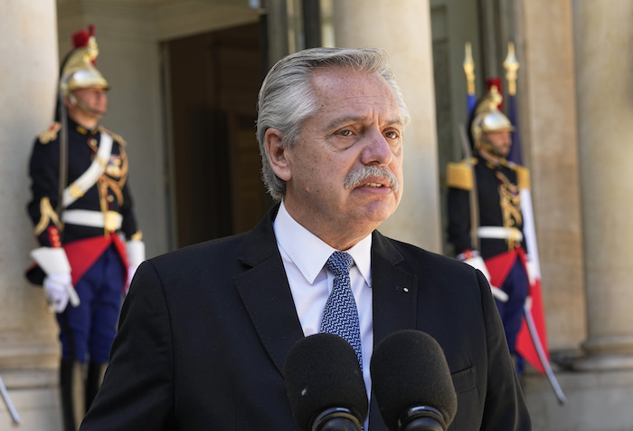 El Presidente argentino, Alberto Fernández, habla con los medios de comunicación cuando se reúne con el Presidente francés, Emmanuel Macron, en el Palacio del Elíseo de París, el viernes 13 de mayo de 2022.