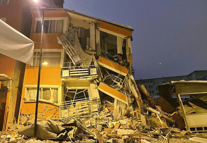 Un edificio derrumbado después de un terremoto, el lunes 6 de febrero de 2023, en Pazarcik, en la provincia de Kahramanmaras, en el sur de Turquía.