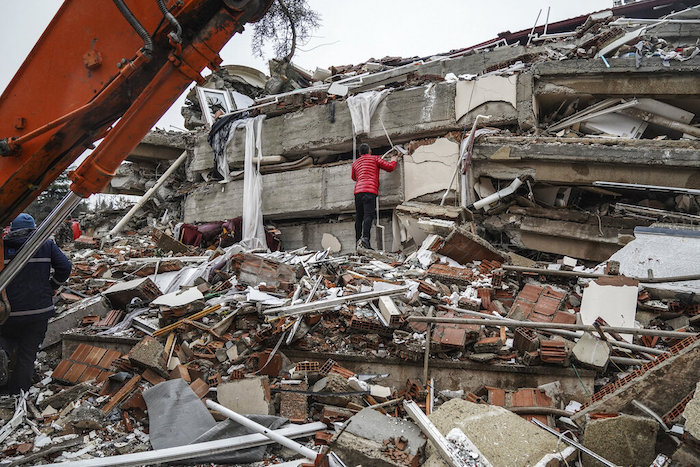 Un hombre busca sobrevivientes entre los escombros de un edificio tras un potente sismo, en Gaziantep, Turquía, el 6 de febrero de 2023.