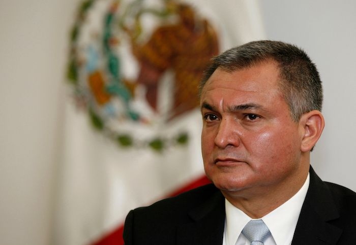 En esta foto del 8 de octubre del 2010, el Secretario de Seguridad Pública de México Genaro García Luna participa en una conferencia de prensa en la Ciudad de México.