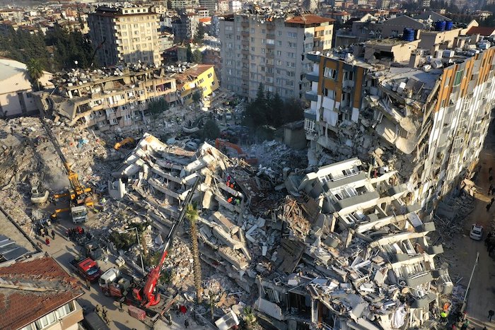 Los equipos de rescate remueven escombros en edificios colapsados en Antakya, al suroeste de Turquía el viernes 10 de febrero del 2023.