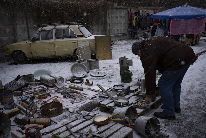 Un hombre ve objetos en un mercado de pulgas en Kiev, Ucrania, el sábado 4 de febrero de 2023.