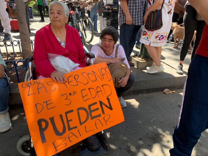 "Que las personas de la tercera edad pueden bailar", se lee en una de las pancartas que portaban las personas en la protesta a las afueras de la casa de Sandra Cuevas.
