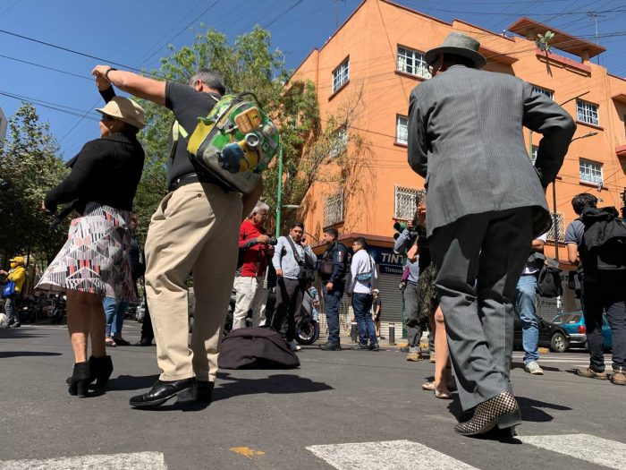 Personas bailando en calles de la Alcaldía Cuauhtémoc, ubicada en la Ciudad de México.
