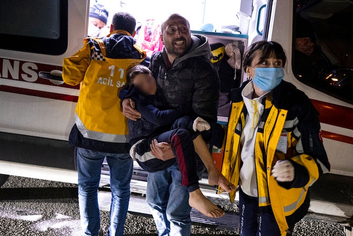 Un niño es llevado a un ambulancia luego de resultar herido durante un nuevo sismo en Hatay, Turquía, el lunes 20 de febrero de 2023.