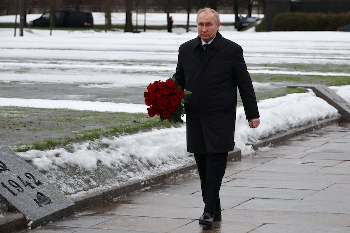 El Presidente ruso Vladímir Putin asiste a ceremonias por el 80 aniversario de la derrota del asedio nazi a Leningrado (ahora San Petersburgo) durante la Segunda Guerra Mundial, en San Petersburgo, miércoles 18 de enero de 2023. 2023.