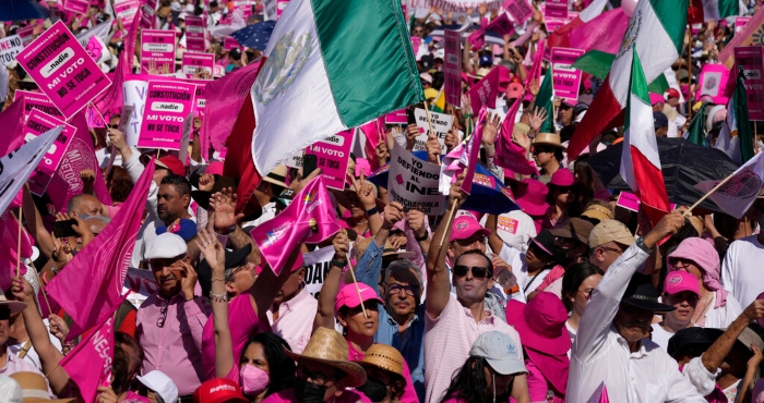Manifestantes protestan contra una Reforma Electoral presentada por el Presidente mexicano Andrés Manuel López Obrador en el Zócalo de la Ciudad de México, el domingo 26 de febrero de 2023.