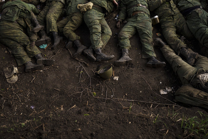 Los cuerpos de 11 soldados rusos se ven en el suelo en el pueblo de Vilkhivka, retomado hace poco por fuerzas ucranianas, cerca de Járkiv, Ucrania, el lunes 9 de mayo de 2022.