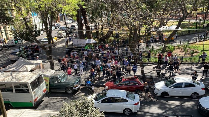 El grupo de personas que encabezó la protesta visto desde el patio de la casa de Sandra Cuevas.
