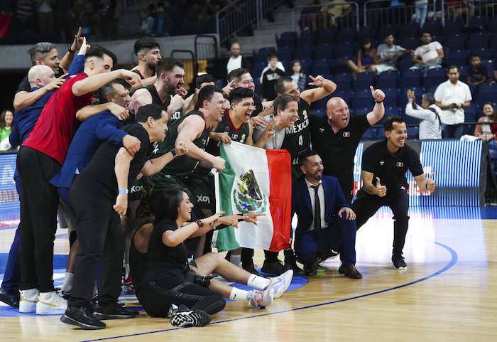 Los jugadores de México festejan tras vencer a Uruguay para clasificarse a la Copa Mundial de baloncesto, el domingo 26 de febrero de 2023, en Montevideo.