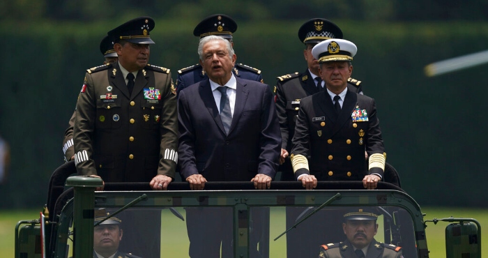 El Presidente de México, Andrés Manuel López Obrador, al centro, el Secretario de Defensa, Luis Cresencio Sandoval, a la izquierda, y el comandante naval, José Rafael Ojeda, viajan en un vehículo militar durante un desfile de presentación del nuevo Comandante del Ejército, en la Ciudad de México, el 13 de agosto de 2021.