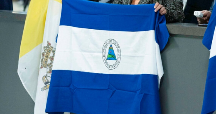 Seguidores de presos políticos de Nicaragua claman en el aeropuerto internacional Washington Dulles International, en Chantilly, Virginia, Estados Unidos, el jueves 9 de febrero de 2023.