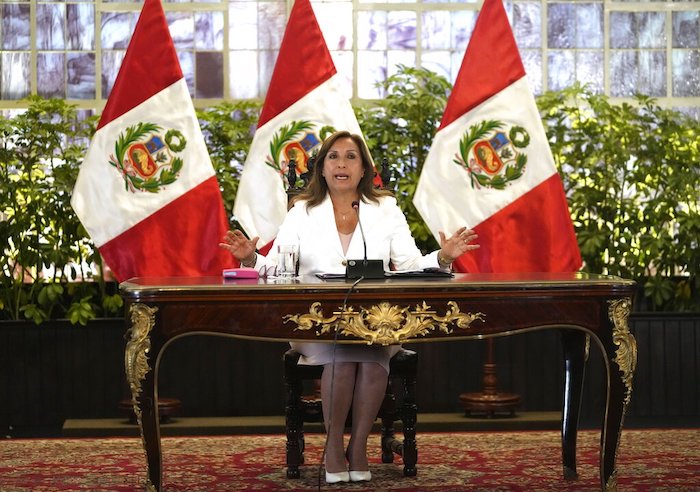 La Presidenta de Perú, Dina Boluarte, da una conferencia de prensa con medios extranjeros en el Palacio de Gobierno en Lima, Perú, el martes 24 de enero de 2023.