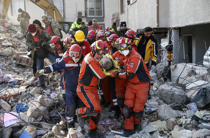 Rescatistas sacan a un migrante sirio de entre los escombros de un edificio derruido en Antioquía, en el sur de Turquía, el domingo 12 de febrero de 2023.