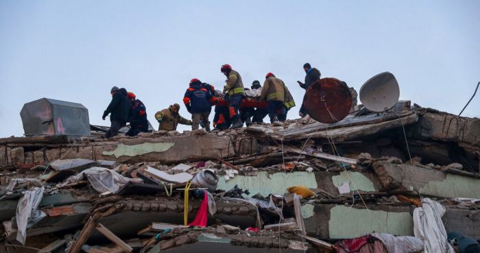 Rescatistas turcos tratan de sacar a Ergin Guzeloglan, de 36 años, de entre los escombros de un edificio caído cinco días después de un devastador terremoto, el 11 de febrero de 2023, en Hatay, en el sur de Turquía.