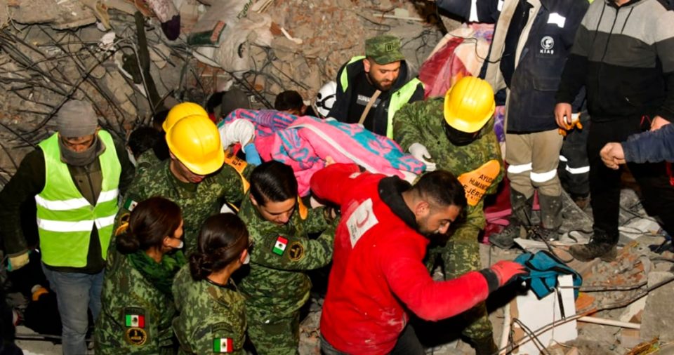 La brigada de la Secretaría de la Defensa Nacional (Sedena) informó este jueves que logró rescatar con vida a una persona en Turquía, país azotado desde el fin de semana por potentes terremotos que han dejado hasta el momento más de 17 mil 500 muertos.