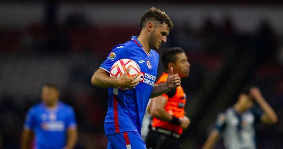 El 9 de julio de 2022, Santiago Giménez durante el partido de futbol entre Cruz Azul y Pachuca, correspondiente a la Jornada 2 del Torneo Apertura 2022 de la Liga BBVA MX, en el Estadio Azteca.