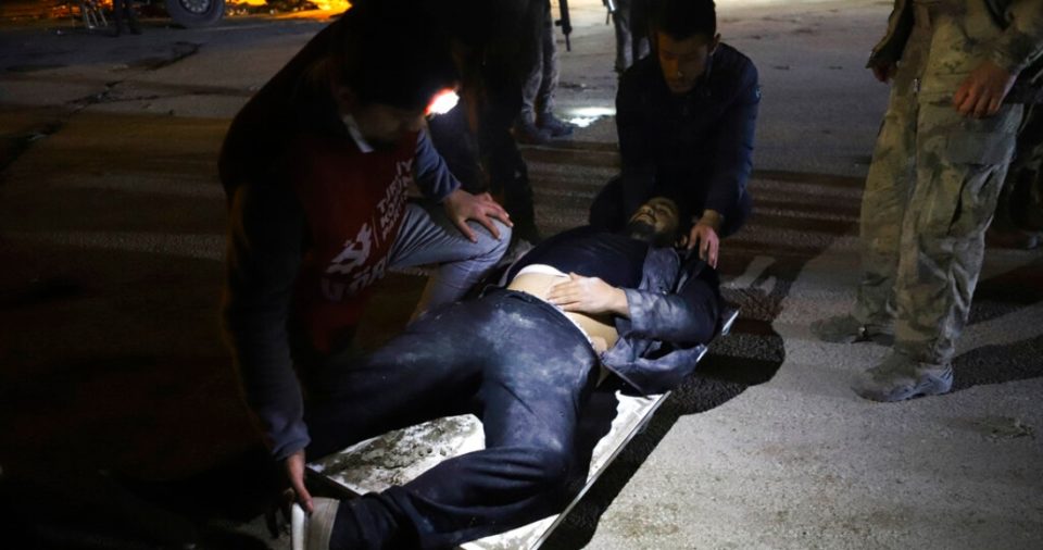 Un hombre recibe asistencia médica tras resultar herido en el último sismo registrado en Hatay, Turquía, el 20 de febrero de 2023.