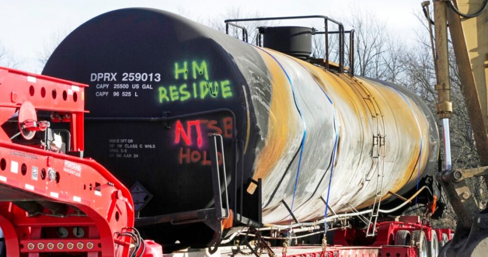 Un vagón es colocado sobre la plataforma de un camión durante las tareas de limpieza tras el descarrilamiento de un tren de carga de Norfolk Southern en East Palestine, Ohio, el miércoles 15 de febrero de 2023.