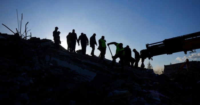 Equipos de rescate buscan gente entre los escombros de edificios destruidos en Antakya, en el sur de Turquía, el 8 de febrero de 2023.