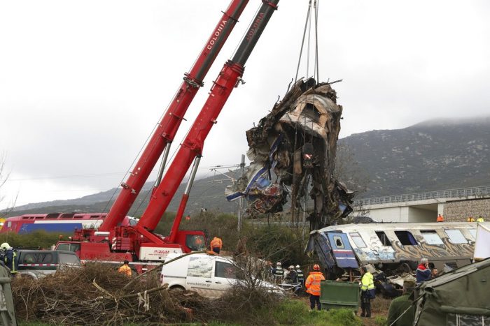 Grúas retiran restos tras un choque de trenes en Tempe, unos 376 kilómetros (unas 235 millas) de Atenas, cerca de la ciudad de Larissa, Grecia, el jueves 2 de marzo de 2023.