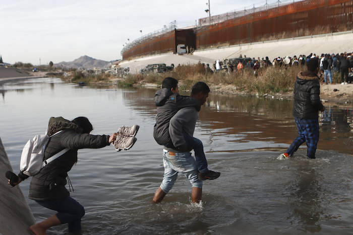 Migrantes cruzan el Río Bravo hacia la frontera entre Estados Unidos y México, en Ciudad Juárez, México, el martes 20 de diciembre de 2022.