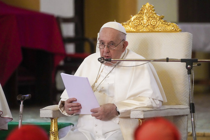 El Papa Francisco ofrece un discurso en una reunión con sacerdotes, diáconos y seminaristas en la Catedral de Santa Teresa, en Yuba, Sudán del Sur, el 4 de febrero de 2023.