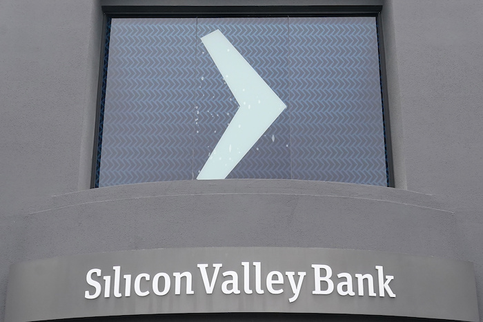 Un letrero de Silicon Valley Bank en las oficinas centrales de la compañía, el viernes 10 de marzo de 2023, en Santa Clara, California.