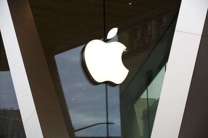 Un logotipo de Apple adorna el exterior de una tienda de la marca en el centro de Brooklyn, en Nueva York, el sábado 14 de marzo de 2020.